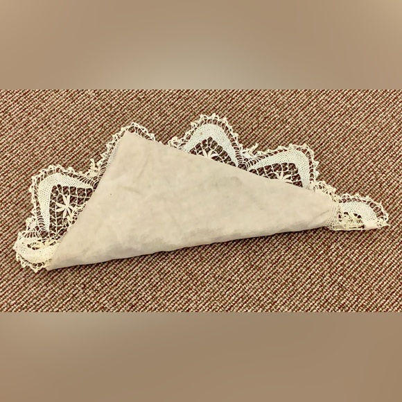 Early 20th Century Antique Hand Crocheted Trim Cotton Linen Round Table Cloth - Picture 9 of 9